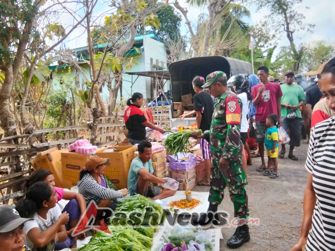Pengamanan Pasar Tradisional Lalao, Babinsa dan Linmas Pastikan Situasi Aman