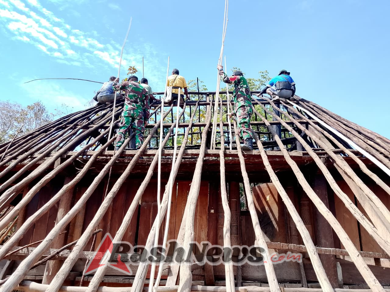 Pos Lookeu Bersama Masyarakat Gotong Royong Bangun Kembali Rumah Adat Beifahik
