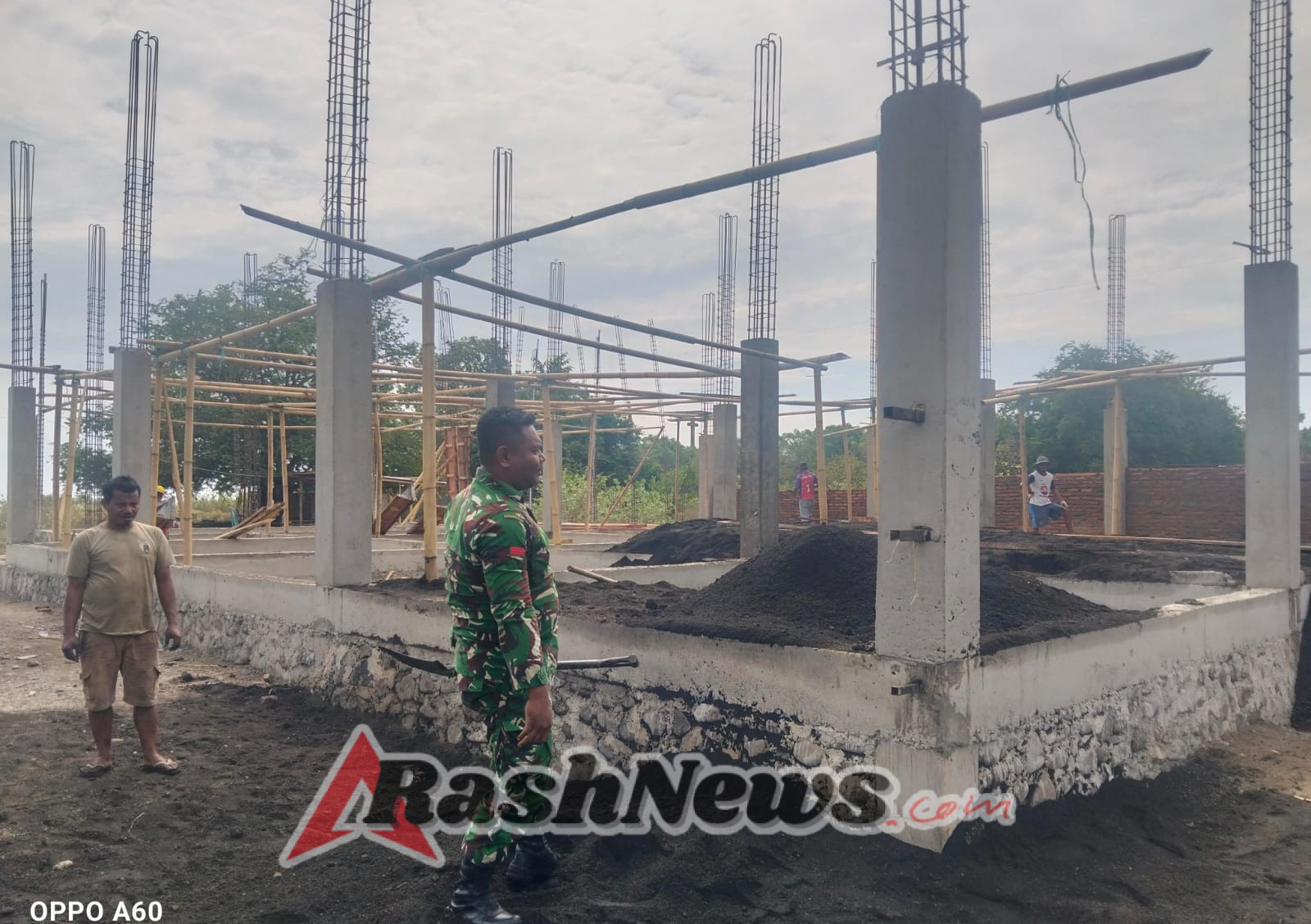 Babinsa Koramil Maurole Aktif Dampingi Warga dalam Pembangunan Jalan Desa