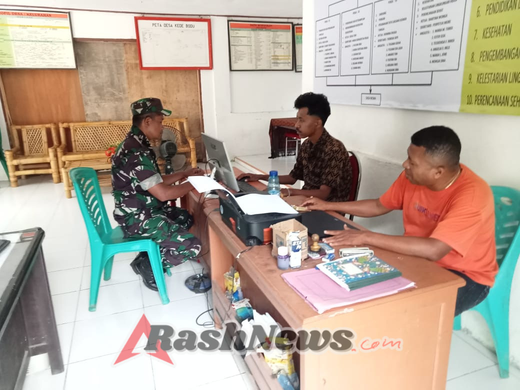 Wujud Kemanunggalan TNI-Rakyat, Babinsa Kodim 1602/Ende Laksanakan Monitoring dan Komsos di Desa Binaan