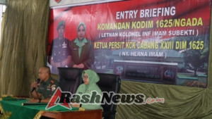 Kuatkan Loyalitas dan Soliditas, Dandim 1625/Ngada Gelar Entry Briefing Bersama Ketua Persit di Aula Outdoor Makodim