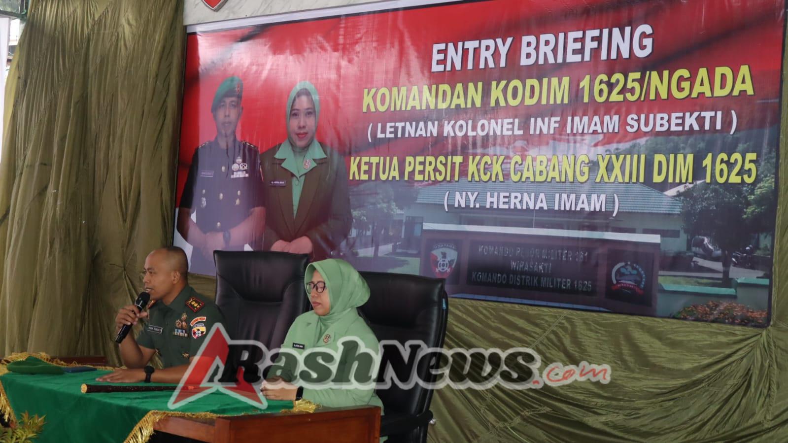 Kuatkan Loyalitas dan Soliditas, Dandim 1625/Ngada Gelar Entry Briefing Bersama Ketua Persit di Aula Outdoor Makodim