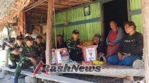 Pos Haslot Peduli Warga Perbatasan Dengan Berbagi Sembako Kepada Lansia