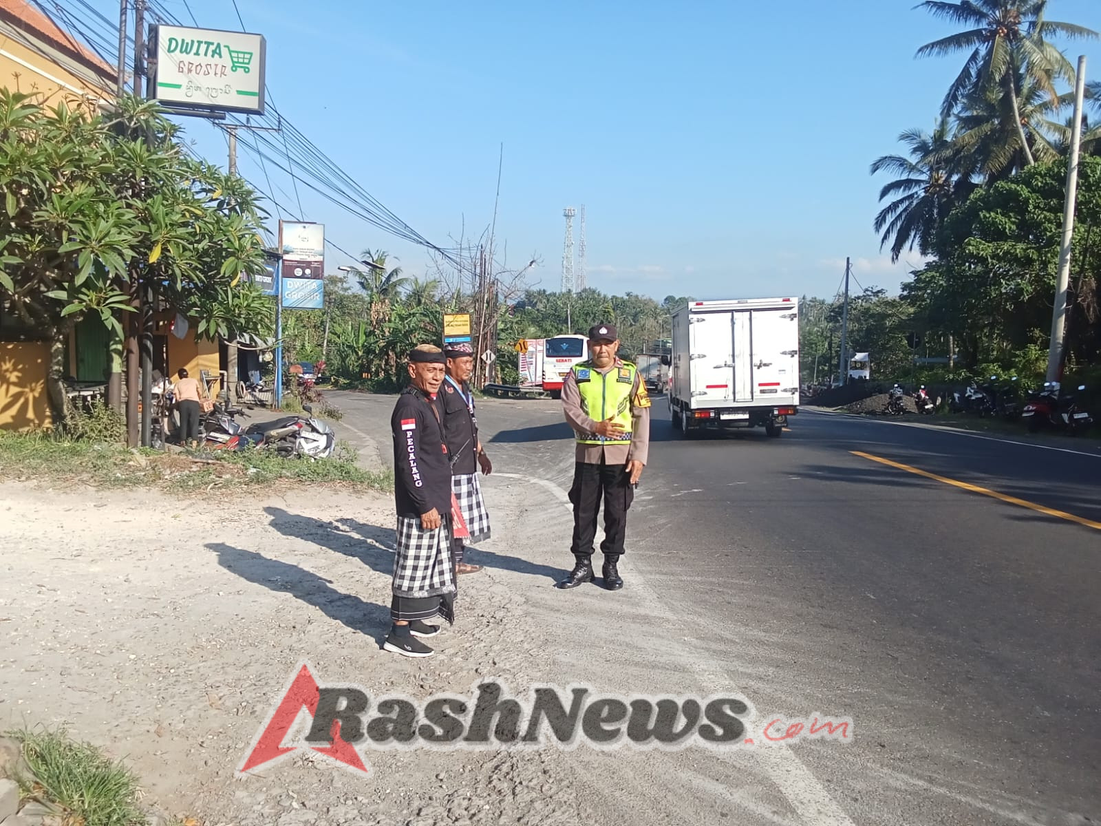 Polsek Seltim dan Pecalang Bersinergi Amankan Upacara Ngaben di Desa Bantas