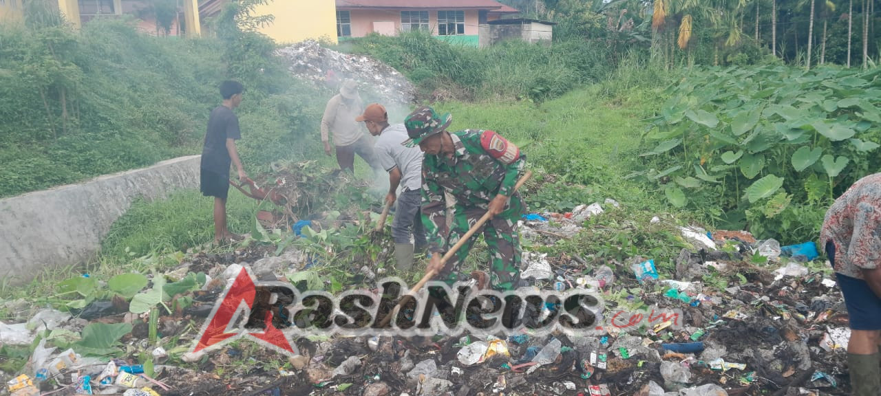 Babinsa Peduli Lingkungan Ajak Warga Bersihkan Tumpukan Sampah.