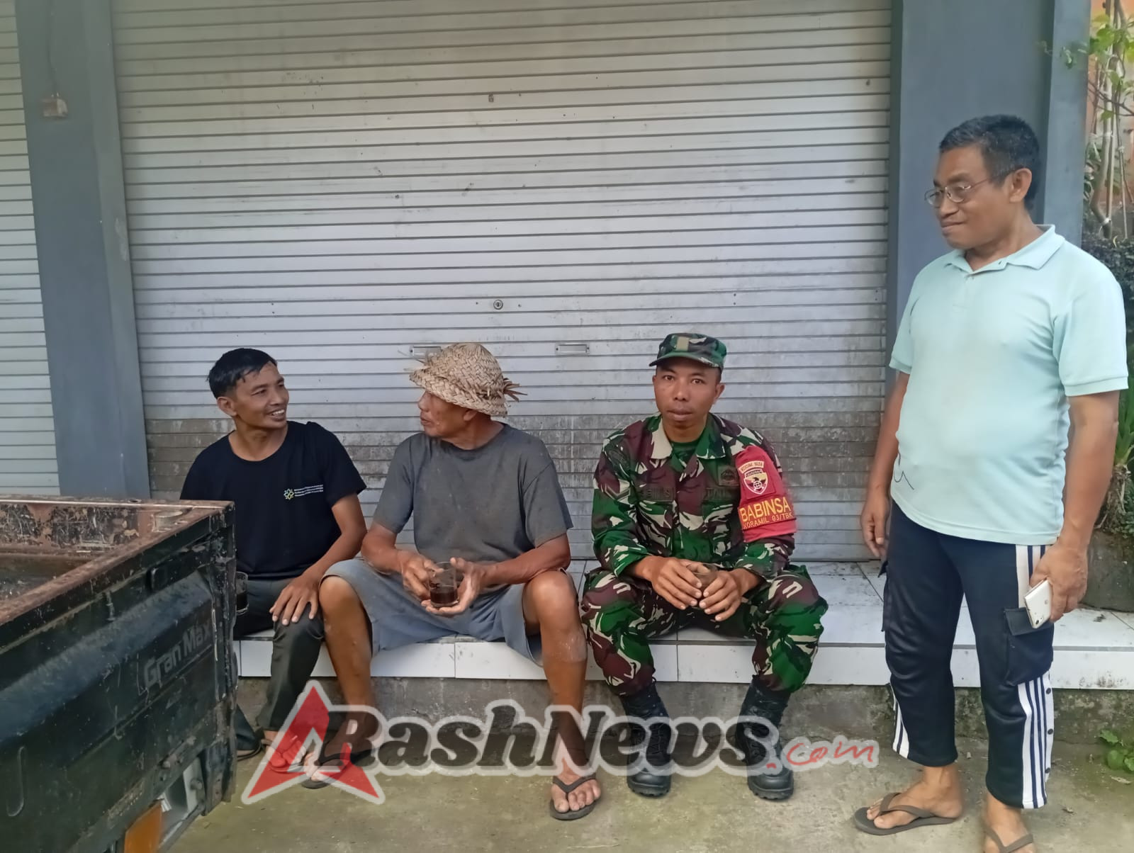 Dekat dengan Rakyat, Babinsa Yangapi Sambangi Warga Metra Tengah dalam Komsos