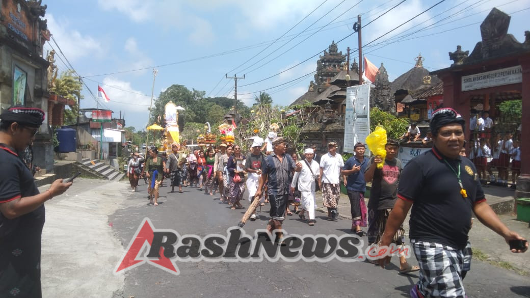 Peran Aktif Babinsa Petak Kaja Ciptakan Kelancaran dan Keamanan Prosesi Adat Pelebon