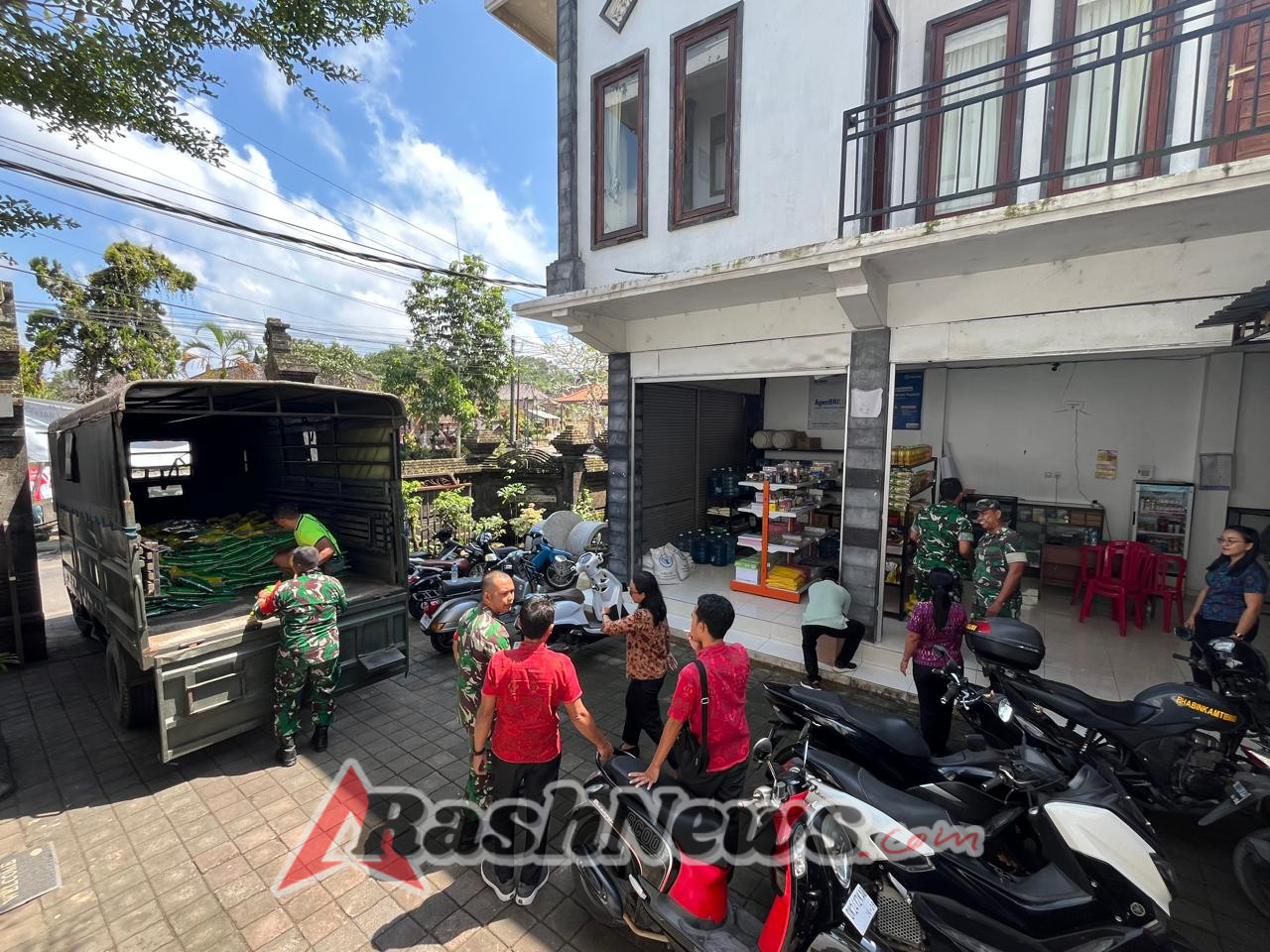 Babinsa Gianyar Turun Langsung Dampingi Warga dalam Program Pangan Murah