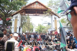 Harmonis di Tengah Aksi, Pejabat Sumbawa Duduk Bersila Terima Aspirasi Warga