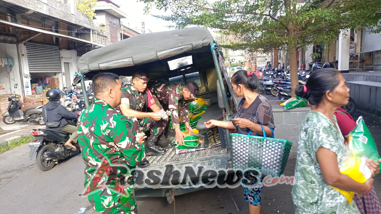 Gelar Pasar Murah, Koramil Klungkung Bawa Pesan Kedamaian