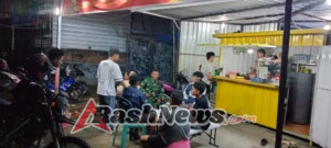 Babinsa Himbau Warga Seteluk Tingkatkan Kewaspadaan di Malam Hari