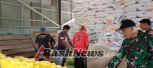 Cek Pengepakan Beras SPHP Di Bulog, Danramil Banjarangkan Pastikan Masyarakat Aman Dari Beras Oplosan