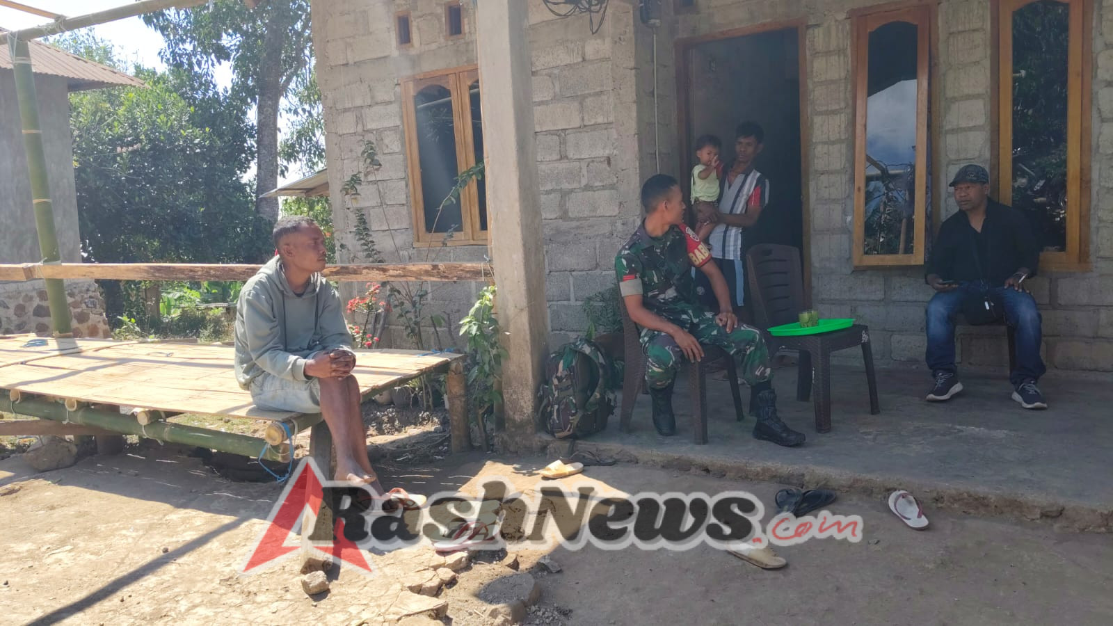 Sinergi TNI dan Warga: Babinsa Maurole Rutin Lakukan Komsos di Wilayah Binaan