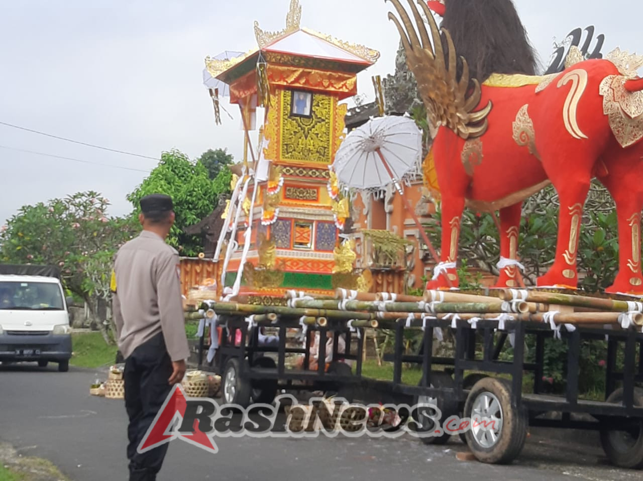 Berikan Rasa Aman Dan  Kelancaran Upacara Pitra Yadnya Ngaben Bhabinkamtibmas Desa Geluntung Melaksanakan Pengamanan