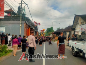 Bhabinkamtibmas Marga Dauh Puri Pengamanan Upacara Ngaben