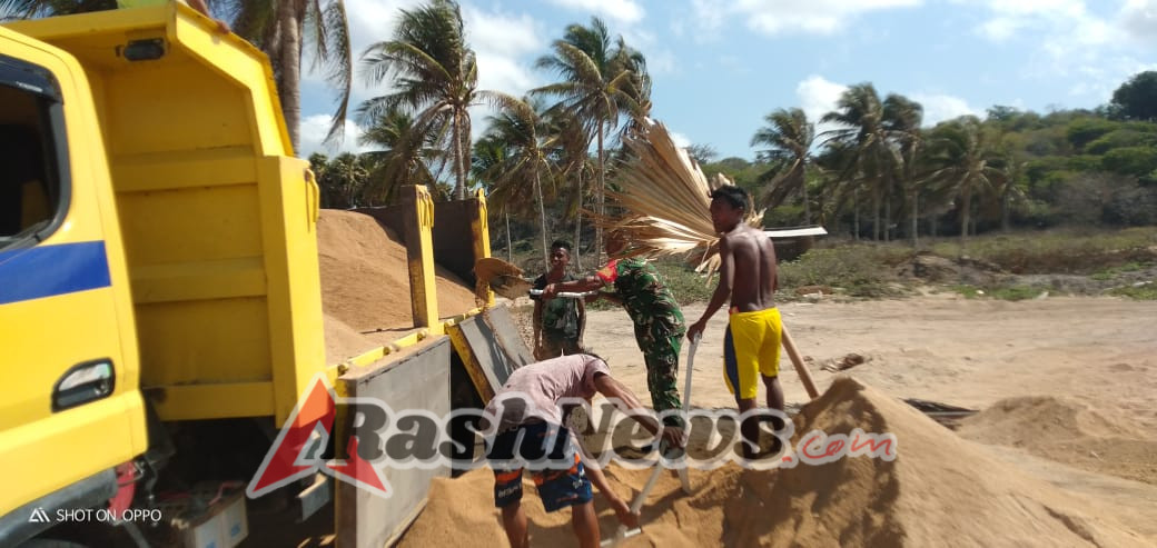 Serda Roni Riberu Bersama Warga Sonimanu Gotong Royong Bangun Rumah