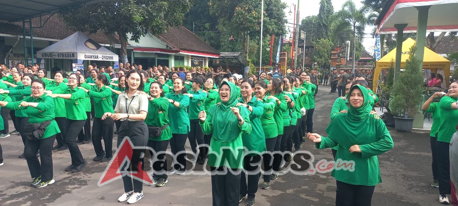 Dandim 1616/Gianyar Lepas Peserta Jalan Sehat HUT TNI ke-80 di Kota Gianyar