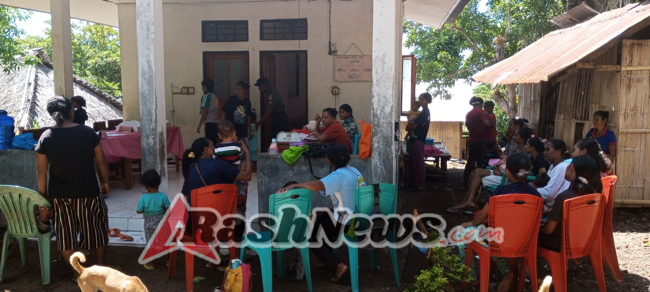 Babinsa Sertu Yakobus Bona Dampingi Pemeriksaan Kesehatan dan Pemberian Makanan Tambahan bagi Bayi dan Balita