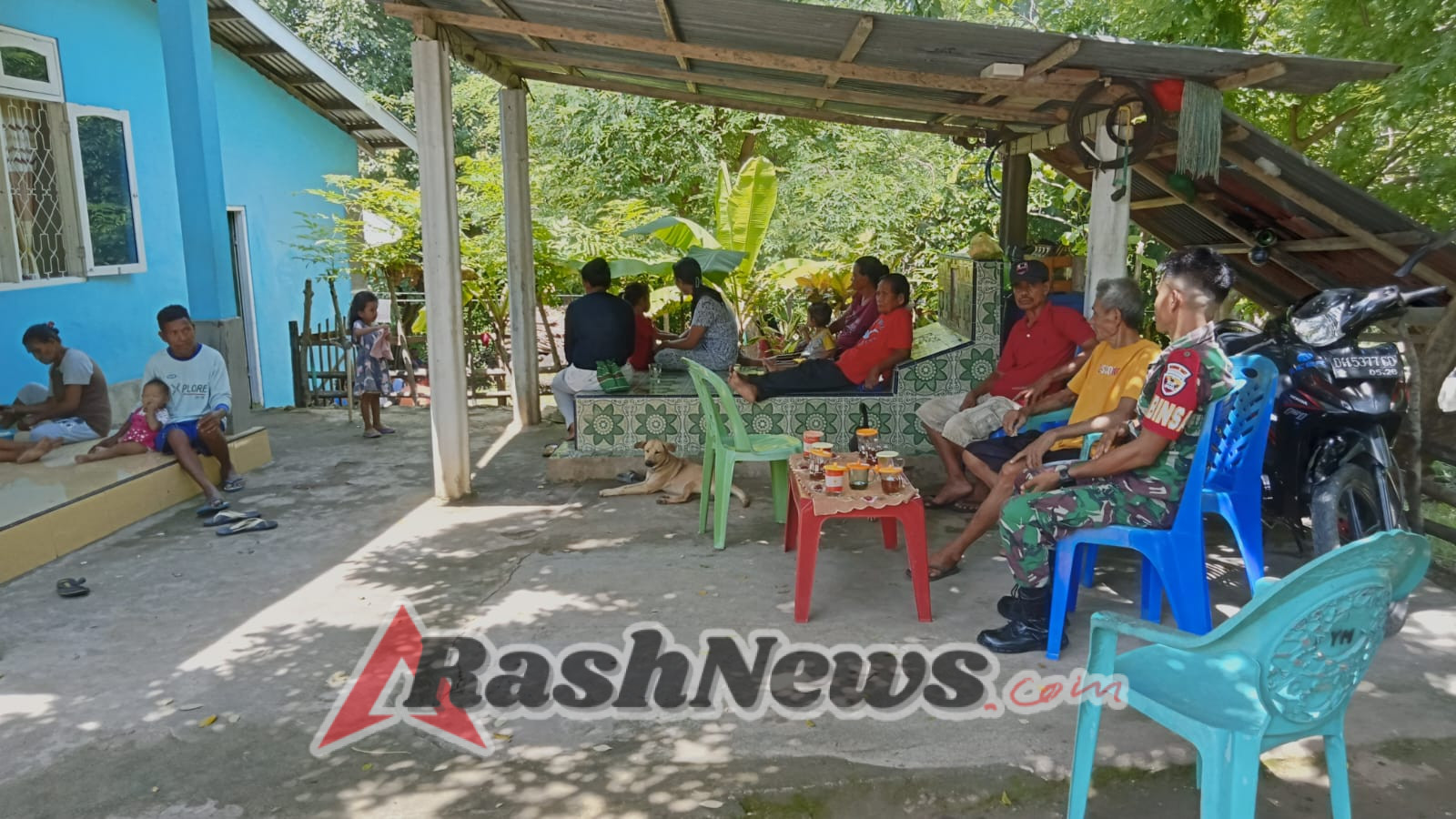 Babinsa Pratu Fandri Lofa Jalin Komsos dengan Warga Dusun Nggauk, Ajak Jaga Kondusifitas Desa