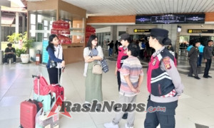 Polwan Patroli Humanis di Bandara Ngurah Rai, Ciptakan Suasana Adem dengan Senyuman