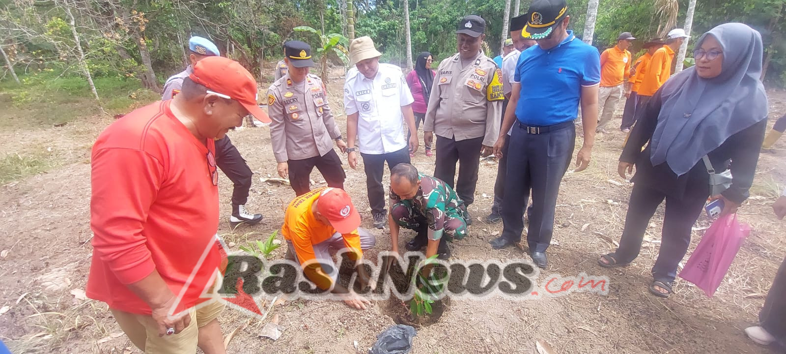 Peduli Lingkungan, Babinsa Bersama Masyarakat Tanam Pohon.