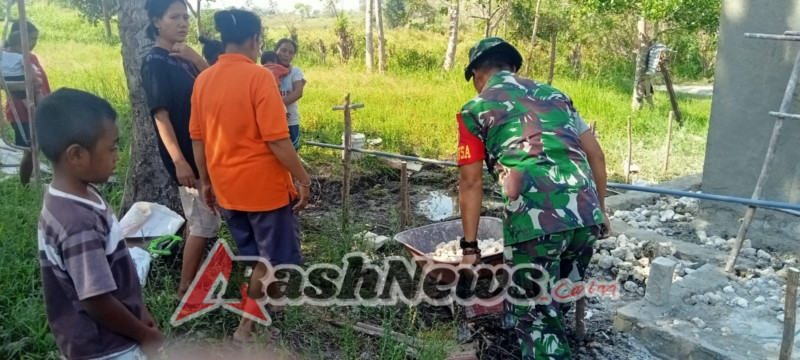 TNI Hadir di Tengah Rakyat: Babinsa Koramil 01/Lewa Turut Bangun Fasilitas Air Bersih