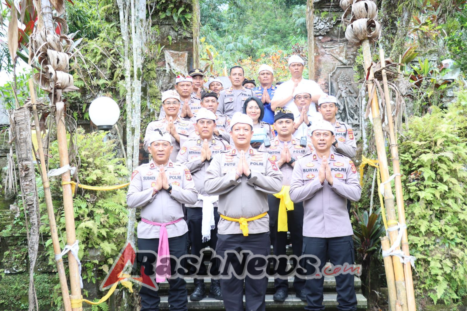 KAPOLRES TABANAN PIMPIN PERSEMBAHYANGAN BERSAMA DI PURA LUHUR BATUKAU, MUNCAKSARI, DAN TAMBAWARAS