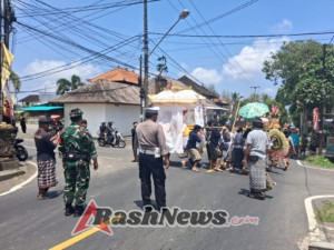 Babinsa Sanding Jadi Garda Terdepan Pengamanan Upacara Ngaben, Ratusan Warga Hadir Lancar dan Khidmat