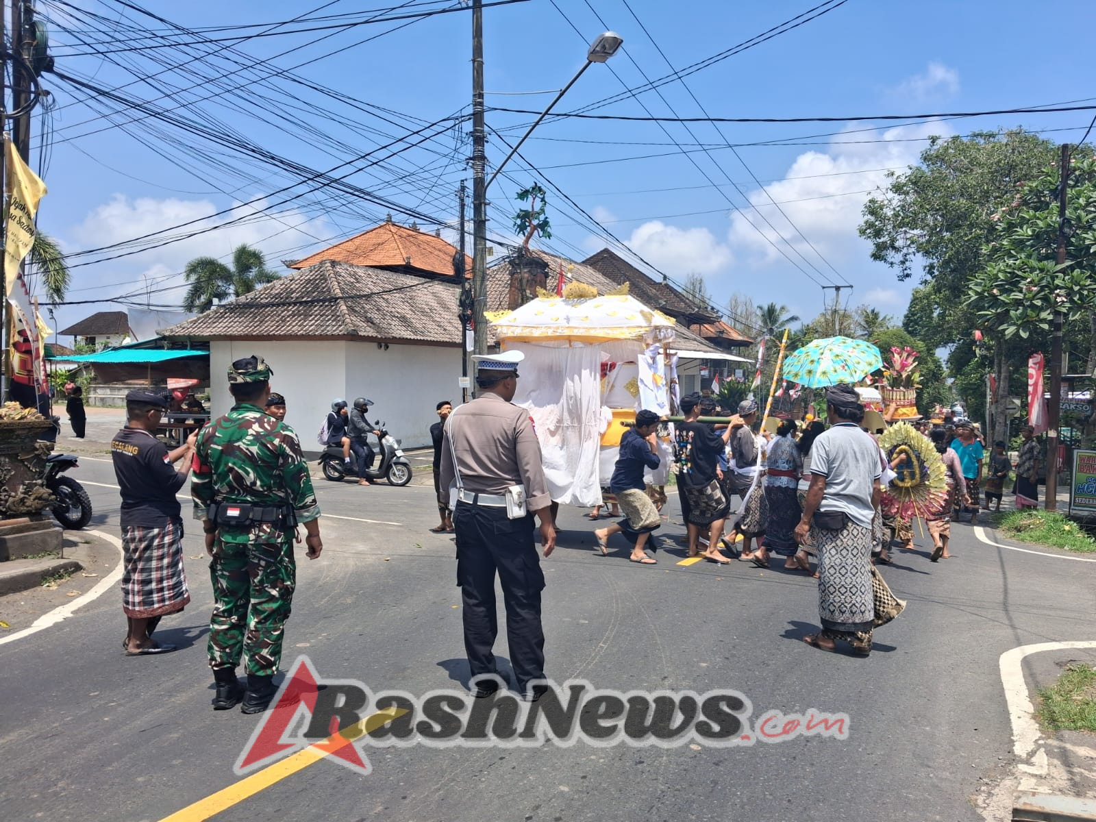 Babinsa Sanding Jadi Garda Terdepan Pengamanan Upacara Ngaben, Ratusan Warga Hadir Lancar dan Khidmat