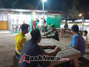 TNI Hadir di Tengah Warga, Babinsa Sekongkang Gelar Patroli Malam