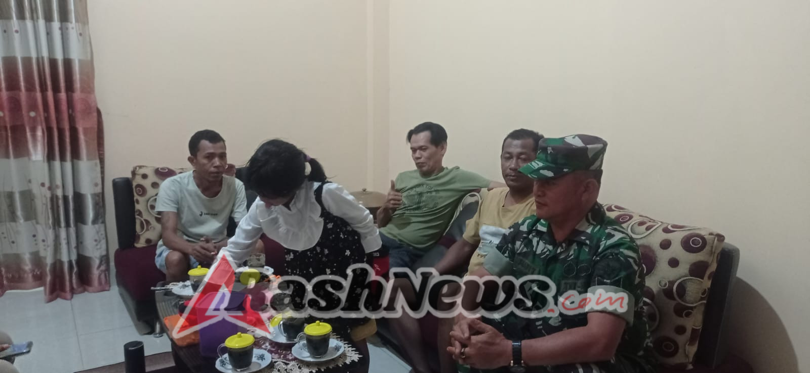 Wujud Kepedulian TNI, Babinsa Jereweh Sapa Warga Saat Patroli Malam