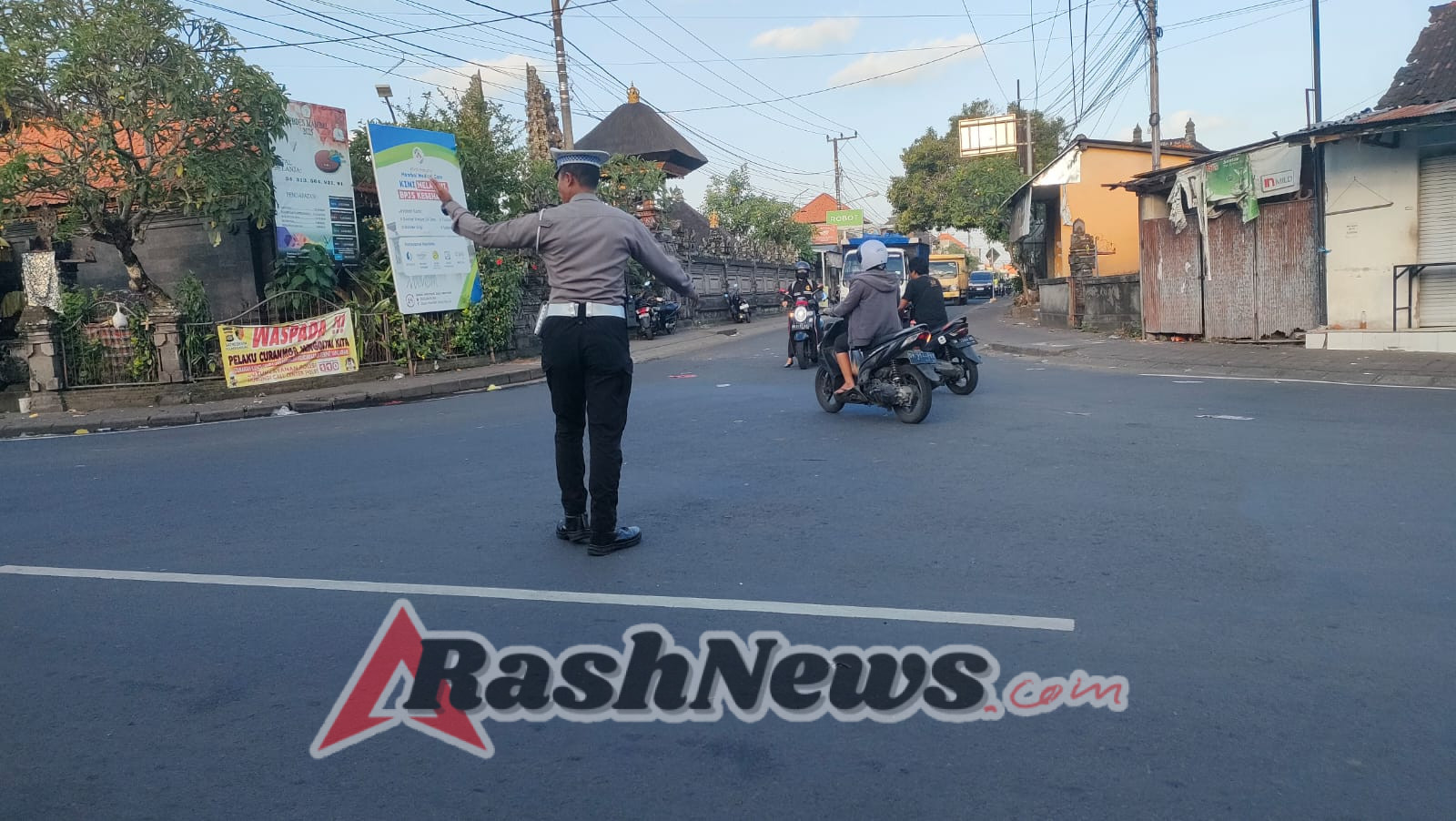 Hadir Di Jam Padat, Personel Polsek Abiansemal Laksanakan Strong Point Pengaturan Lalin Sore