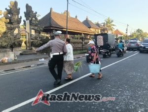 Wujudkan Kamseltibcar Lantas, Polsek Abiansemal Gelar Pengaturan Lalin Pagi Di Simpul Jalan