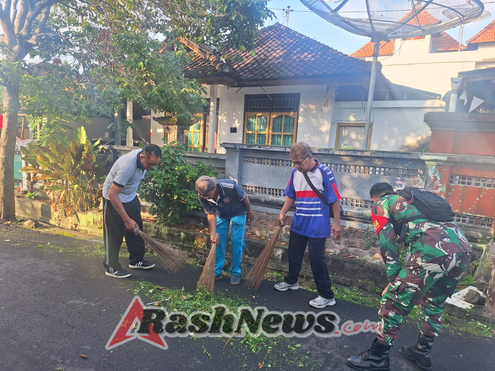 Bupati Karangasem bersama warga dan Babinsa 1623-01/Karangasem melaksanakan gotong royong pembersihan lingkungan.