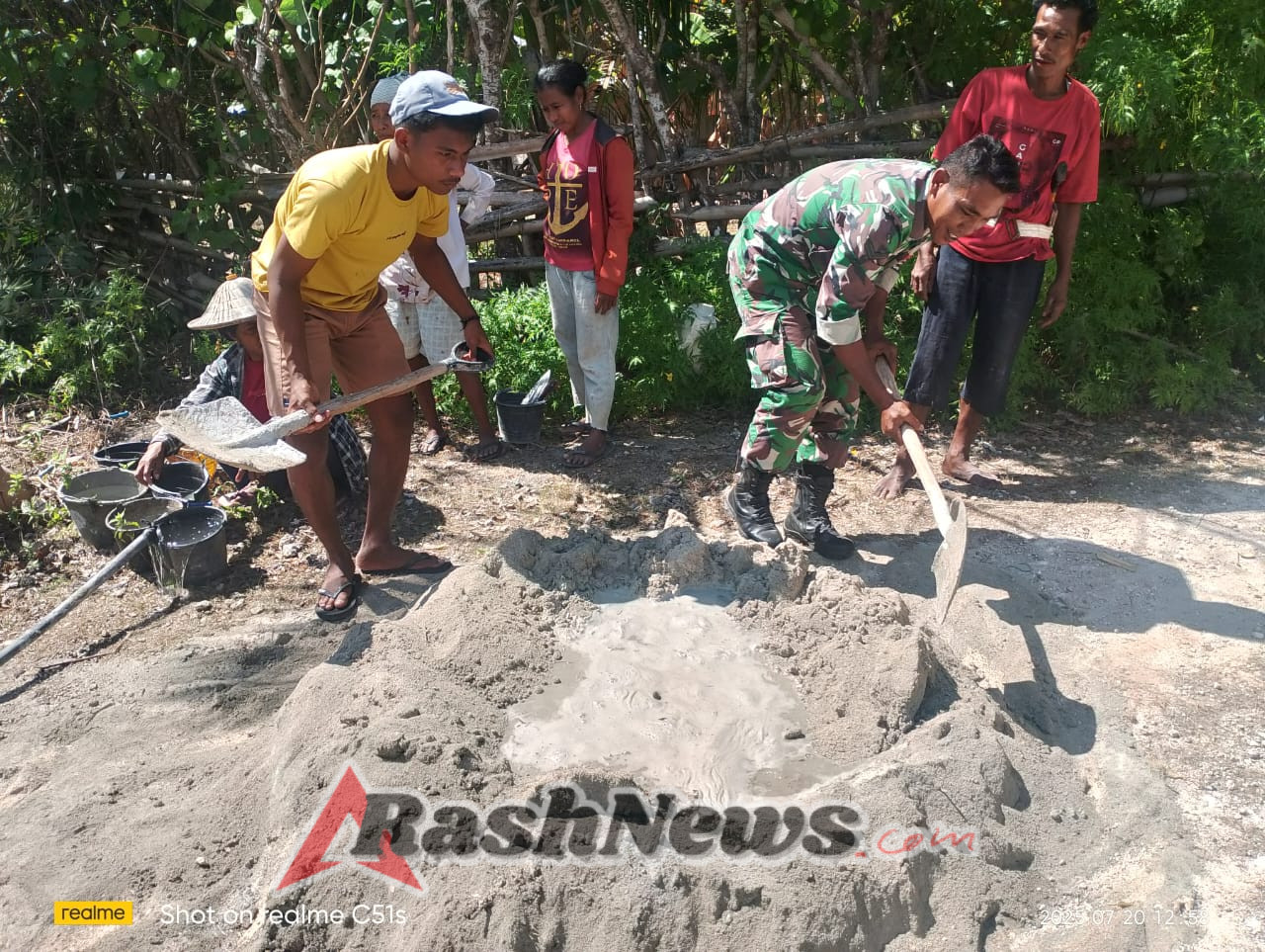 TNI Hadir di Tengah Masyarakat, Perkuat Kebersamaan Lewat Karya Bakti