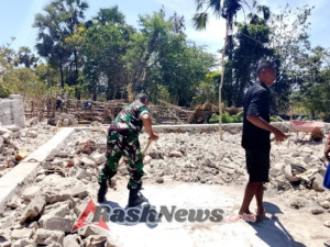 TNI Bersama Masyarakat Faifua Pererat Kebersamaan Lewat Kerja Bakti