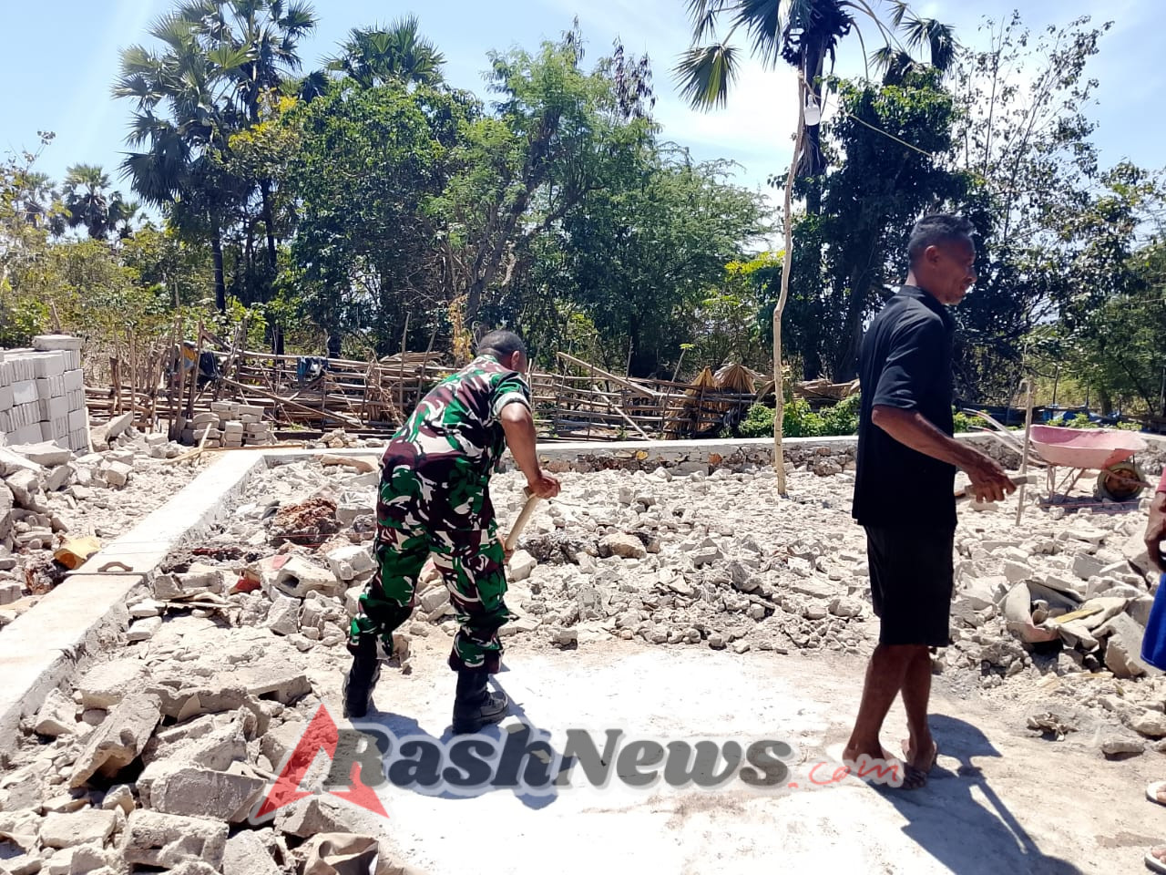 TNI Bersama Masyarakat Faifua Pererat Kebersamaan Lewat Kerja Bakti