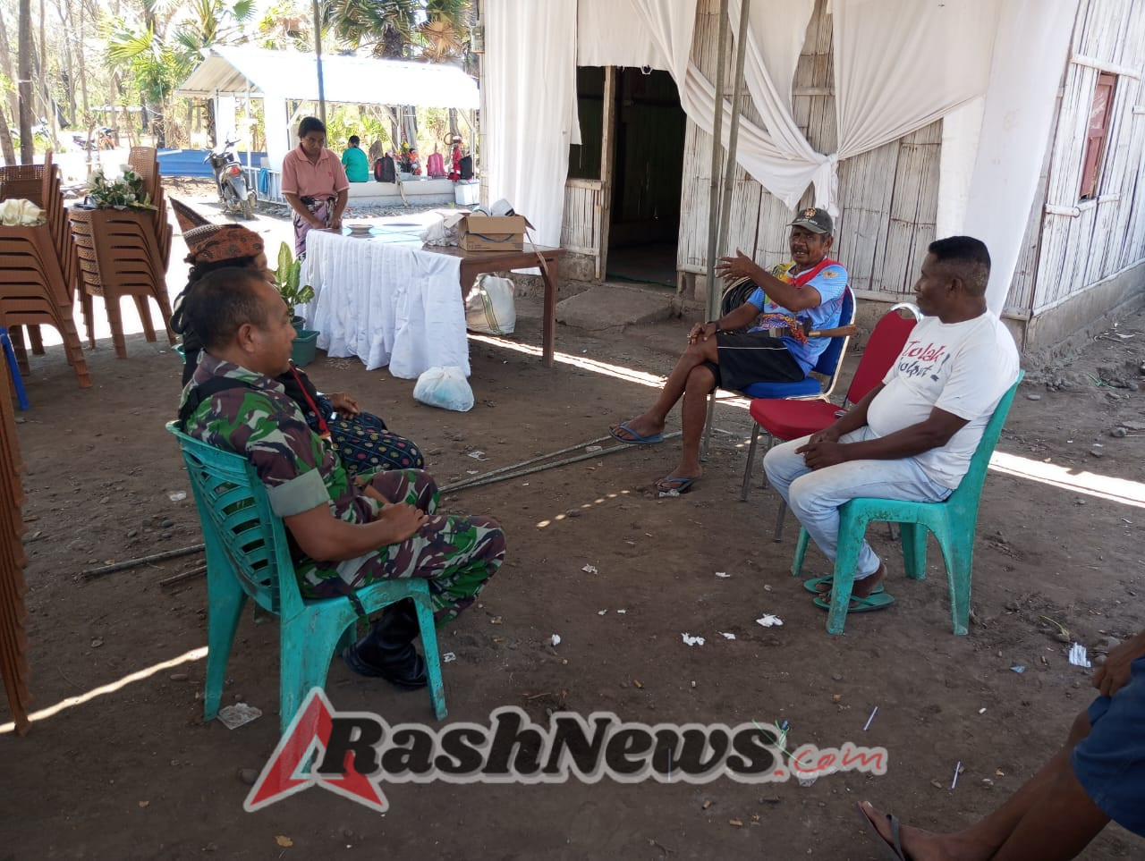 Babinsa Sambangi Warga Totomala, Bahas Keamanan dan Ketahanan Wilayah