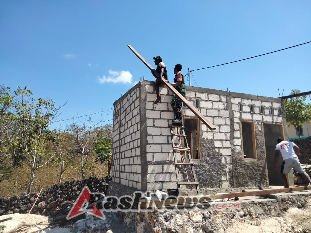 Babinsa Koramil 1627-01/Baa Pererat Hubungan dengan Masyarakat Lewat Bakti Sosial di Desa Lidabesi