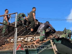 Solidaritas Tinggi, Anggota Kodim 1626/Bangli Kompak dalam Pembongkaran Atap Makodim