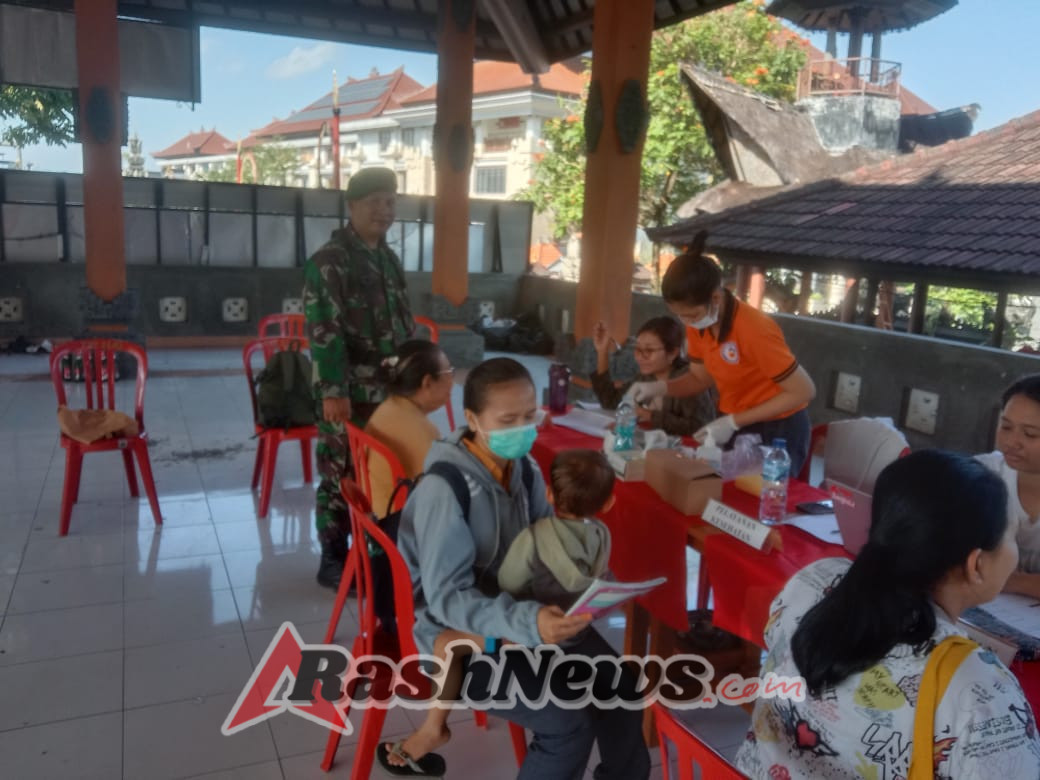 Gianyar – Peran TNI di tengah masyarakat kembali terlihat nyata melalui kiprah Babinsa Kelurahan Gianyar, Koramil 1616-01/Gianyar Sertu I Made Merta Yasa, yang pada Kamis (4/9/2025) hadir dan mendampingi kegiatan Posyandu Balita dan Lansia di Balai Banjar Teges, Kelurahan Gianyar. Bersama Bhabinkamtibmas, Babinsa turut serta memonitor sekaligus memberikan dukungan agar kegiatan berjalan lancar, tertib, dan bermanfaat bagi warga.  Kegiatan Posyandu yang rutin dilaksanakan setiap bulan ini menjadi wadah penting dalam memantau kesehatan masyarakat. Untuk balita, rangkaian pemeriksaan meliputi penimbangan berat badan, pengukuran tinggi badan, hingga lingkar kepala, dengan tujuan mendeteksi tumbuh kembang anak secara dini sekaligus mencegah risiko stunting. Balita yang telah melalui pemeriksaan kemudian mendapatkan PMT (Pemberian Makanan Tambahan) sebagai bentuk perhatian pemerintah terhadap gizi anak.  Sementara itu, untuk kalangan lansia, kegiatan difokuskan pada pengecekan kesehatan dasar seperti pengukuran tensi darah dan pemeriksaan kadar gula darah. Pelayanan ini dilaksanakan langsung oleh tenaga kesehatan dari Kelurahan Gianyar, dipimpin oleh Bidan Ibu Ayu Maharani. Kehadiran Babinsa dalam kegiatan tersebut bukan sekadar melakukan monitoring, namun juga menunjukkan kepedulian TNI terhadap upaya peningkatan kualitas kesehatan masyarakat.  Sertu I Made Merta Yasa menegaskan bahwa keterlibatan Babinsa dalam kegiatan sosial kemasyarakatan, termasuk Posyandu, merupakan bentuk nyata implementasi tugas pembinaan teritorial. “Sebagai Babinsa, kami selalu siap mendukung setiap kegiatan yang menyentuh langsung kebutuhan masyarakat. Kesehatan balita dan lansia menjadi perhatian penting, sebab mereka adalah generasi penerus dan orang tua kita yang harus kita jaga bersama,” ujarnya dengan penuh kepedulian.  Kehadiran Babinsa mendapat apresiasi dari warga yang merasa semakin termotivasi untuk membawa anak-anak mereka ke Posyandu secara rutin. Masyarakat menilai, kehadiran aparat TNI di tengah kegiatan sosial mampu memberikan rasa aman sekaligus menambah semangat partisipasi warga.  Di tempat terpisah, Danramil 1616-01/Gianyar Lettu Inf Bambang Sutikno memberikan apresiasi atas peran Babinsa yang aktif mendampingi kegiatan masyarakat. “Babinsa adalah ujung tombak TNI AD di wilayah binaan. Kehadiran mereka dalam kegiatan Posyandu membuktikan bahwa TNI tidak hanya fokus pada tugas pertahanan, tetapi juga hadir untuk mendukung program pemerintah di bidang kesehatan masyarakat. Kami bangga dengan dedikasi Babinsa yang selalu dekat dengan warga,” tegasnya.  Kegiatan Posyandu Balita dan Lansia di Banjar Teges berjalan dengan tertib, penuh keakraban, dan mendapat sambutan positif dari masyarakat setempat. Sinergi antara tenaga kesehatan, aparat desa, serta pendampingan Babinsa dan Bhabinkamtibmas menunjukkan semangat gotong royong yang menjadi kekuatan utama dalam membangun kesehatan dan kesejahteraan masyarakat Gianyar.  Dengan hadirnya Babinsa dalam setiap aktivitas masyarakat, TNI kembali meneguhkan komitmennya: “Bersama rakyat, TNI kuat.”  (Pendim1616/Gianyar)