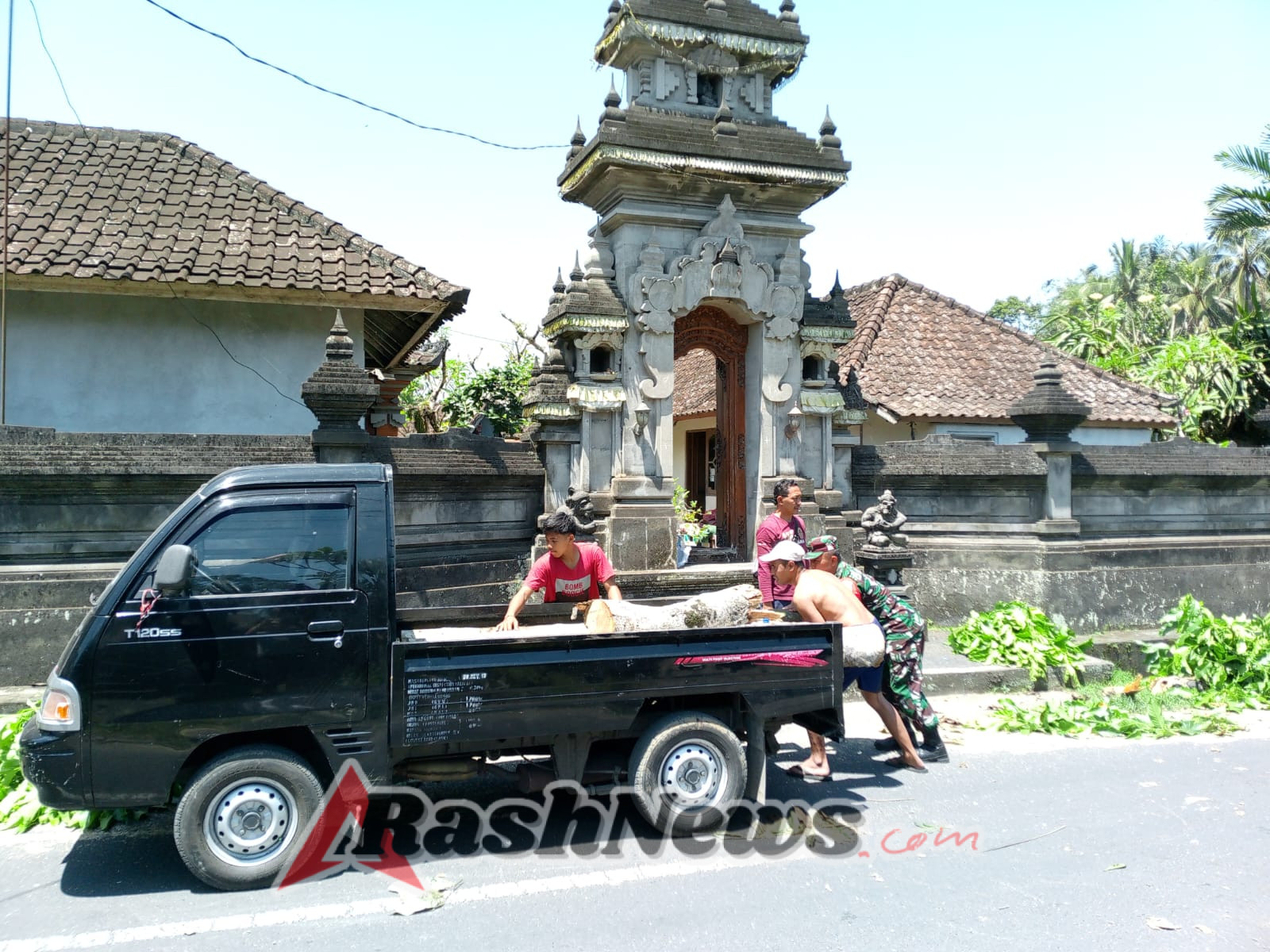 Kebersamaan Babinsa dan Masyarakat Kelusa Jadi Teladan dalam Menjaga Keselamatan Desa