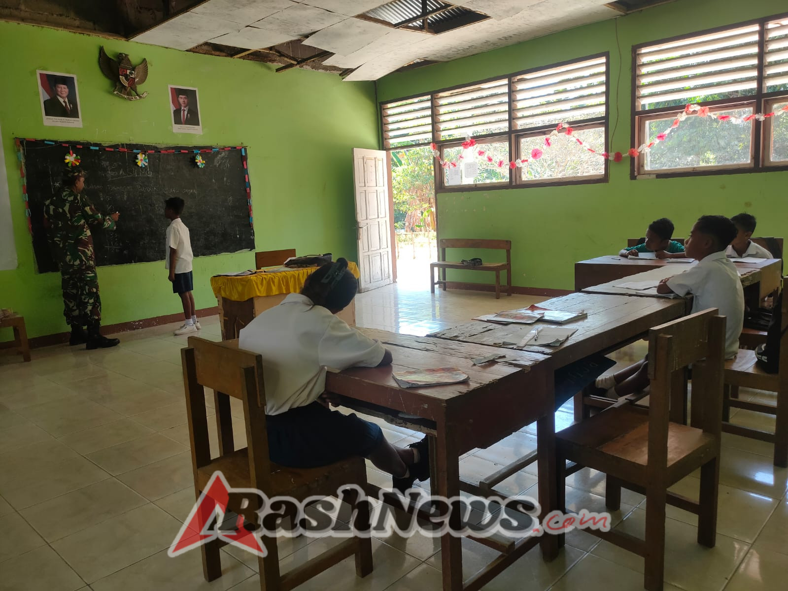 Serda Dedi Setiabudi Mengajar Matematika dengan Cara Kreatif di SDK Kopong