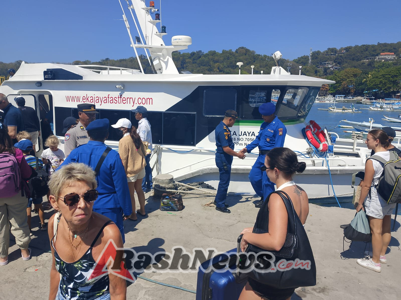 Sat Polairud Polres Karangasem Kawal Ketat Aktivitas Penyeberangan Wisatawan Asing di Dermaga Rakyat Padangbai