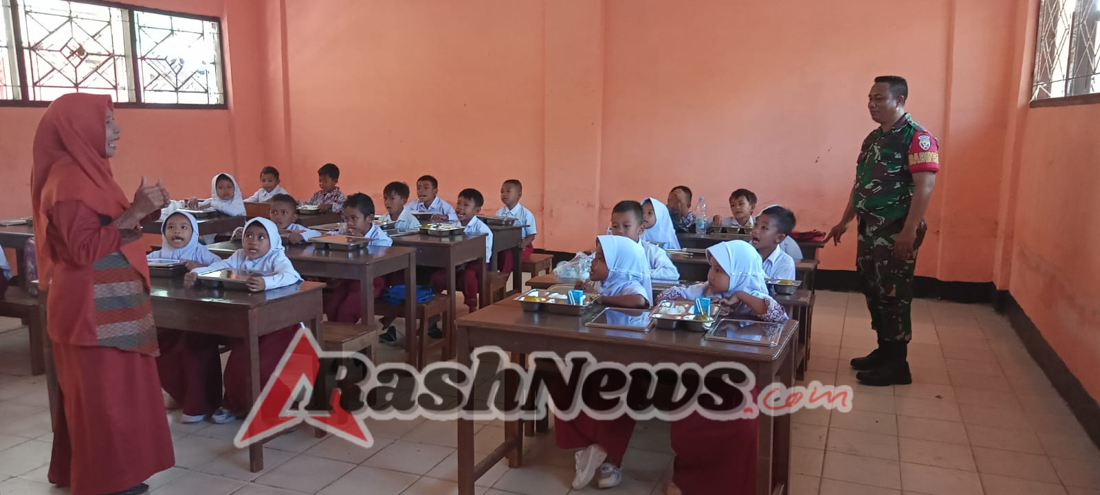 Babinsa Dampingi Penyaluran Makan Siang Bergizi untuk 595 Siswa di Kecamatan Hu’u