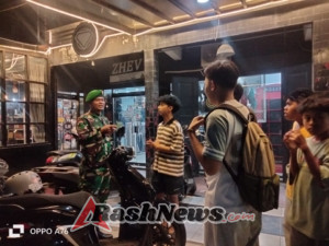 Patroli Malam Babinsa Taliwang Jadi Bentuk Kepedulian Terhadap Kamtibmas