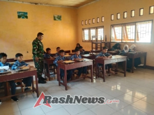Babinsa Nowa Kawal Penyaluran Logistik BGN di Sekolah-sekolah Dompu