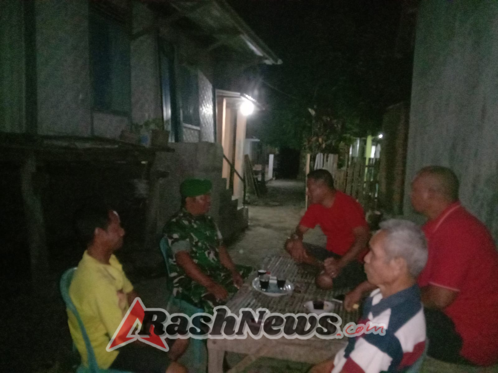 Patroli Malam Babinsa Koramil 1628-03/Seteluk Pastikan Situasi Tetap Kondusif