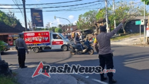 Gatur Lalin Sore Jadi Rutinitas, Personel Polsek Abiansemal Lancarkan Mobilitas Masyarakat