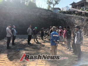 Wakapolsek Sidemen Bersama Anggota Melaksanakan Jumat Curhat Di Dusun Tabola